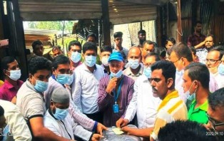 নগরকান্দায় অগ্নিকান্ডে ক্ষতিগ্রস্তদের মাঝে সংসদ উপনেতার সহায়তা প্রদান
