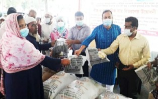 শিবচরে ক্ষুদ্র ও প্রান্তিক কৃষকদের মাঝে বিনামূল্যে বীজ ও সার বিতরণ