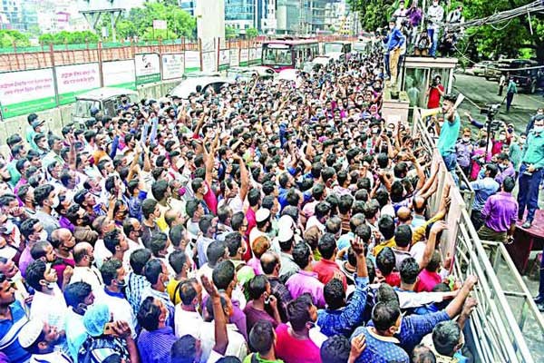বিমান টিকিটের দাবিতে আজও রাস্তায় সৌদিপ্রবাসীরা