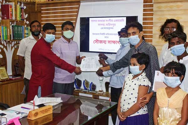 সালথায় ইউএনও’র সাথে লালন নবধারা সংগীত একাডেমির শুভেচ্ছা বিনিময়
