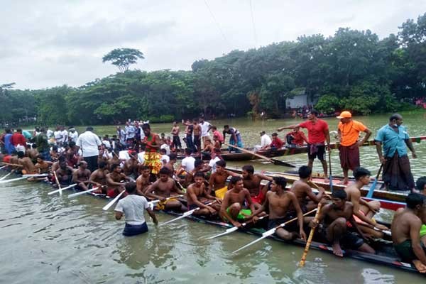 সালথার খারদিয়ায় ঐতিহ্যবাহী নৌকা বাইচ অনুষ্ঠিত