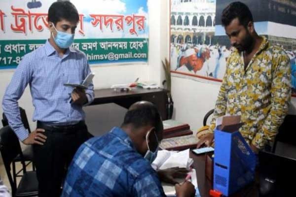 সদরপুরে ট্রাভেলস এজেন্সি ও মোটরসাইকেল চালকদের জরিমানা করলো ভ্রাম্যমান আদালত