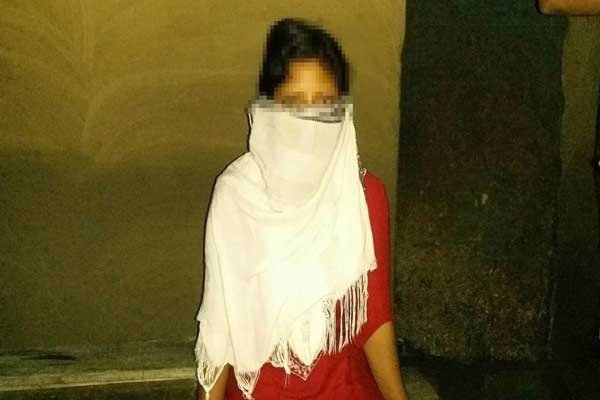 বিয়ের দাবিতে প্রেমিকের বাড়িতে আমরণ অনশন