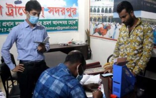 সদরপুরে ট্রাভেলস এজেন্সি ও মোটরসাইকেল চালকদের জরিমানা করলো ভ্রাম্যমান আদালত