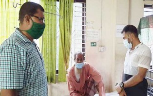 হতদরিদ্র আনছার আলী নিকারির বুশরা হাসপাতালে অবশেষে অপারেশন হচ্ছে