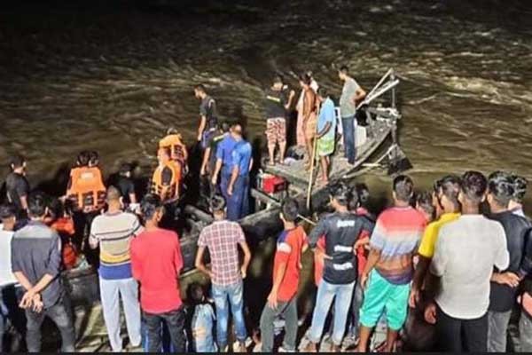 রাজশাহীতে নৌকাডুবি : নিখোঁজ দুই শিক্ষার্থী উদ্ধার হয়নি