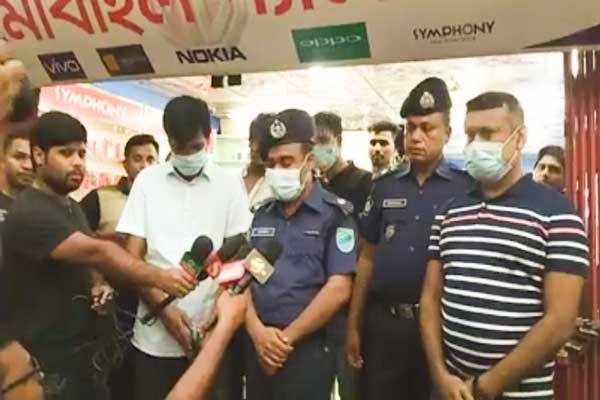 সদরপুর বাজারে মোবাইল গ্যালারী শো-রুমে চুরি হওয়ার ৮ দিনের মাথায় ৩ চোর আটক, বেশ কিছু মোবাইল উদ্ধার