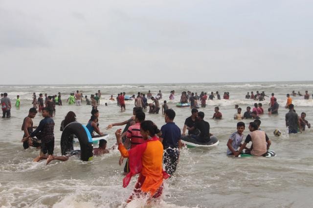 কক্সবাজার সৈকতে স্ত্রীকে নিয়ে গোসল করতে নেমে হয়রানি