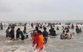 কক্সবাজার সৈকতে স্ত্রীকে নিয়ে গোসল করতে নেমে হয়রানি