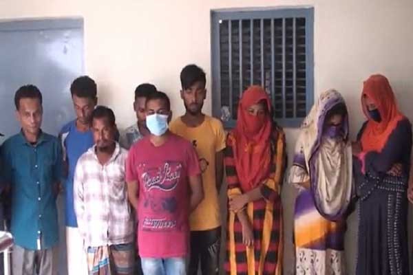 সাতক্ষীরায় তিন নারীসহ ৯ জন সংঘবদ্ধ প্রতারক চক্রকে আটক
