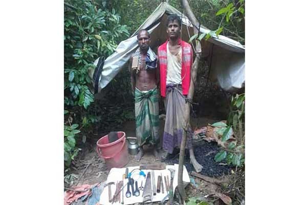 উখিয়ার গহীন অরণ্যে অস্ত্র কারখানা, সরঞ্জামসহ আটক ২