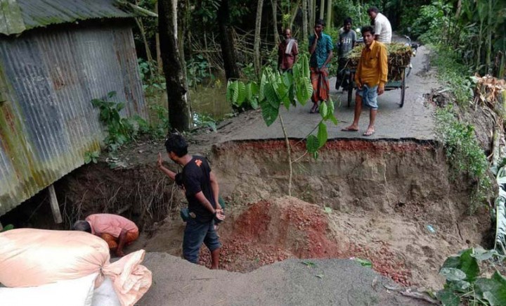 ধুনটে দু'ভাগ হয়ে গেল পাকা সড়ক!