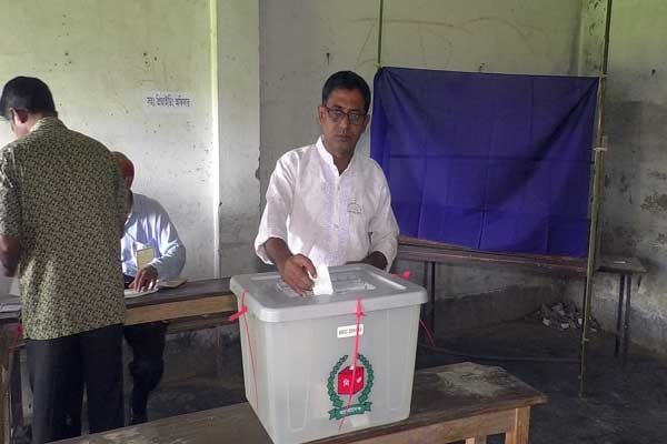 গাইবান্ধায় ব্যাপক উৎসাহ উদ্দীপনা ও উৎসব মূখর পরিবেশে হচ্ছে ভোট গ্রহণ