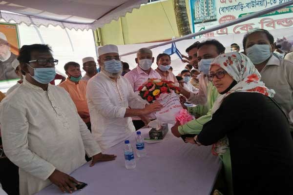 বাউনিয়ায় ফুলের শুভেচ্ছায় সিক্ত হাবিব হাসান