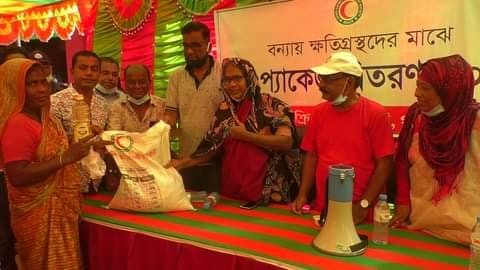 গাইবান্ধায় বন্যা ও নদী ভাঙ্গন এলাকায় হুইপের এর ত্রাণ বিতরণ