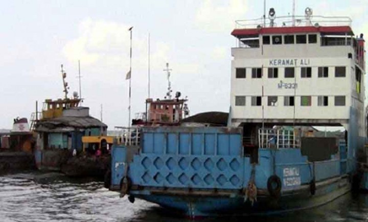 শিমুলিয়া-কাঁঠালবাড়ী ফেরি এখনো বন্ধ