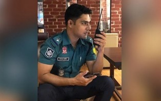 ফাঁড়ির ভেতরে তিনিই ছিলেন এসি তিনিই ওসি