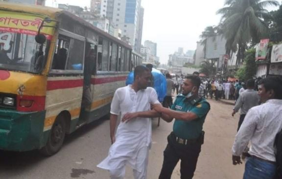 মানববন্ধন করতে এসে ওরা পুলিশের মাথা ফাটালো