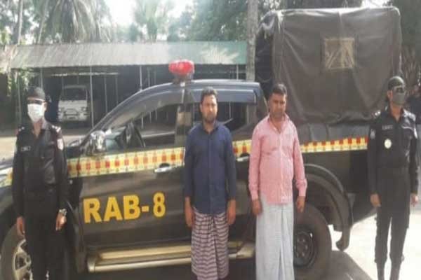 মাদারীপুরে এক ইউপি চেয়ারম্যান কে দেশীয় অস্ত্র ও ককটেলসহ আটক করেছে র‌্যাব