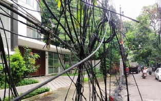 মাটির নিচ দিয়ে তার নেওয়ার কাজ শুরু হচ্ছে