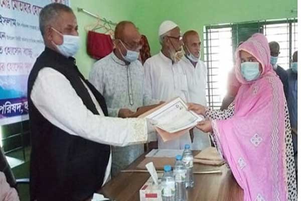 লালমনিরহাটে বানভাসি মানুষের মাঝে ত্রান ও বেকার যুবতীর মাঝে সেলাই মেশিন বিতরণ