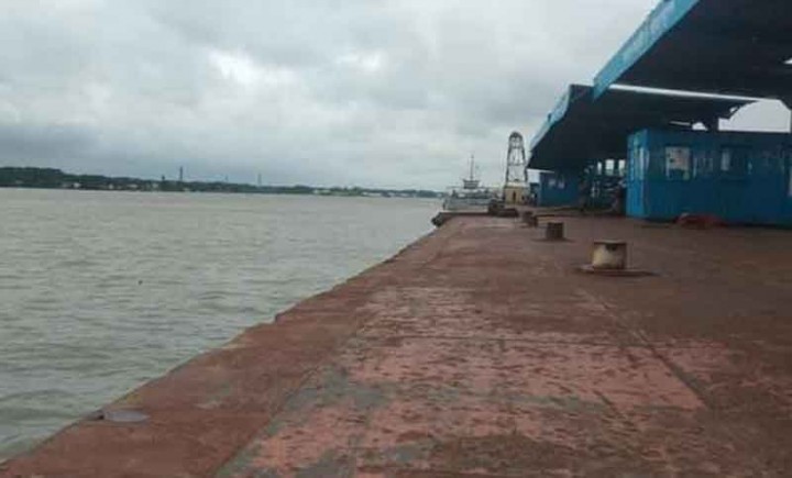 ধর্মঘটে সারা দেশে পণ্যবাহী নৌযান বন্ধ