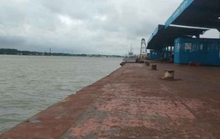 ধর্মঘটে সারা দেশে পণ্যবাহী নৌযান বন্ধ