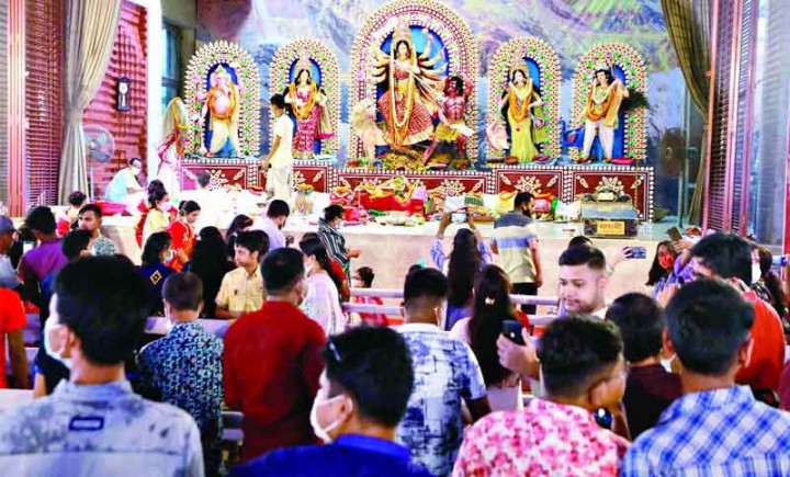 আজ বিজয়া দশমী, মণ্ডপে মণ্ডপে বিদায়ের সুর
