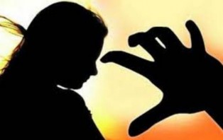 খাওয়ার লোভ দেখিয়ে চতুর্থ শ্রেণির দুই ছাত্রীকে ধর্ষণ