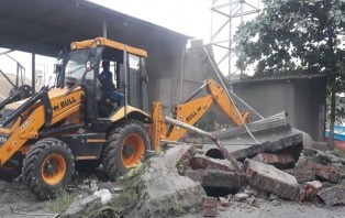 হাজি সেলিমের দখলে থাকা জমি উদ্ধারে অভিযান, ভাঙা হলো স্থাপনা