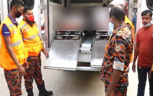ট্রাকের ধাক্কায় উড়ে গেল অ্যাম্বুল্যান্স