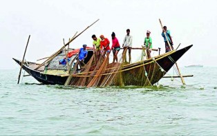 নিষেধাজ্ঞা শেষে ফের জাল নিয়ে জলে জেলেরা