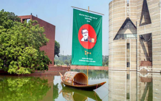  ‘গয়না নৌকা’ ভাসানো হল সংসদ লেকে 