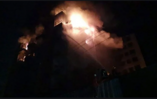 রাজধানীর কোনাপাড়ায় গোডাউনে আগুন, নিয়ন্ত্রণে কাজ করছে ১৩ ইউনিট