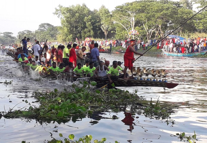 কোটালীপাড়ায় শেষ হলো দক্ষিনাঞ্চলের সর্ববৃহৎ  ৩ দিনব্যাপী নৌকা বাইচ ও মেলা