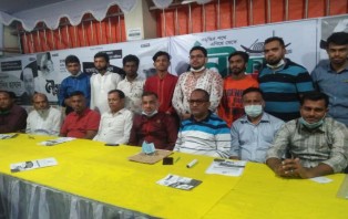 নৌকাকে বিজয়ী করার লক্ষ্যে বাড়ি বাড়ি গিয়ে ভোট প্রার্থনা