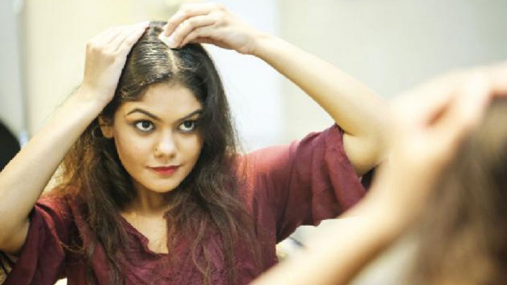 শীত এলেই বাড়ে চুলের খুশকি, কী করবেন