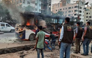 রাজধানীতে সাতটি বাসে আগুন দিল দুর্বৃত্তরা (ভিডিও)