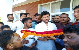 যুবলীগে নতুন দায়িত্ব পাওয়া নিক্সন চৌধুরী কে আজ ফুলের শুভেচ্ছা জানালো ফরিদপুর-৪ এর জনগণ