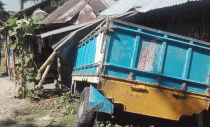 বৃদ্ধাকে চাপা দিয়ে দোকানের মধ্যে ঢুকে গেল ট্রাক