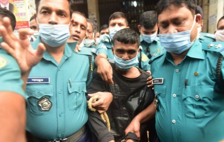 ‘পুলিশ ঘুষ খাইয়া আমাকে ফাঁসাইছে,আমারে ছাইড়া দেন’