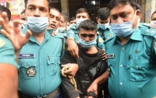 ‘পুলিশ ঘুষ খাইয়া আমাকে ফাঁসাইছে,আমারে ছাইড়া দেন’