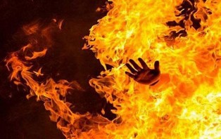 নারায়ণগঞ্জে আগুনে পুড়ে বাবা-মেয়ে নিহত