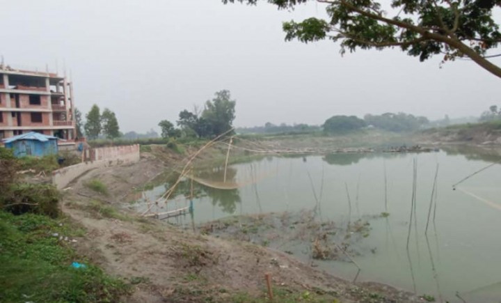 বংশী নদীর বালুতে প্রভাবশালীদের থাবা, বিলীন হচ্ছে ফসলি জমিবংশী নদীর বালুতে প্রভাবশালীদের থাবা, বিলীন হচ্ছে ফসলি জমি
