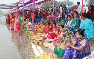 ফুলবাড়ীতে ছোট যমুনার তীরে দু’দিন ব্যাপী সূর্য্যপূজা নর-নারীদের মিলনমেলায় রূপ নিয়েছে পূজা অঙ্গন