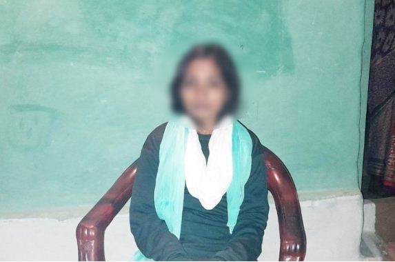 প্রেমিকের বাড়ির বারান্দায় অন্তঃসত্ত্বার অবস্থান 