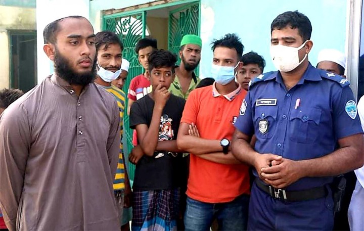 মসজিদে প্রেমিকাসহ ‘আপত্তিকর অবস্থায়’ এলাকাবাসীর হাতে আটক ইমাম