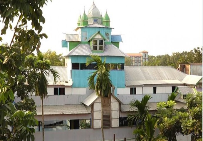 কুষ্টিয়ায় কাঠের ৫তলা বাড়ি দেখতে পর্যটকদের ভিড়