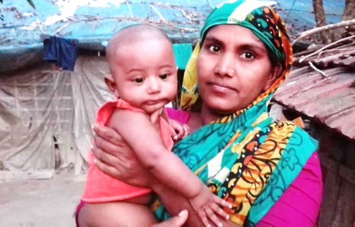 আশ্রয় হলো দরিদ্র খালার বাড়ি,দুধ কেনার পয়সা নেই : মিসরি গুলে খাচ্ছে মা হারা শিশু ঈশান