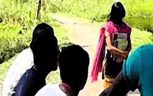 মেয়েকে উত্ত্যক্তের প্রতিবাদ করায় মায়ের আঙ্গুল কাটল বখাটেরা